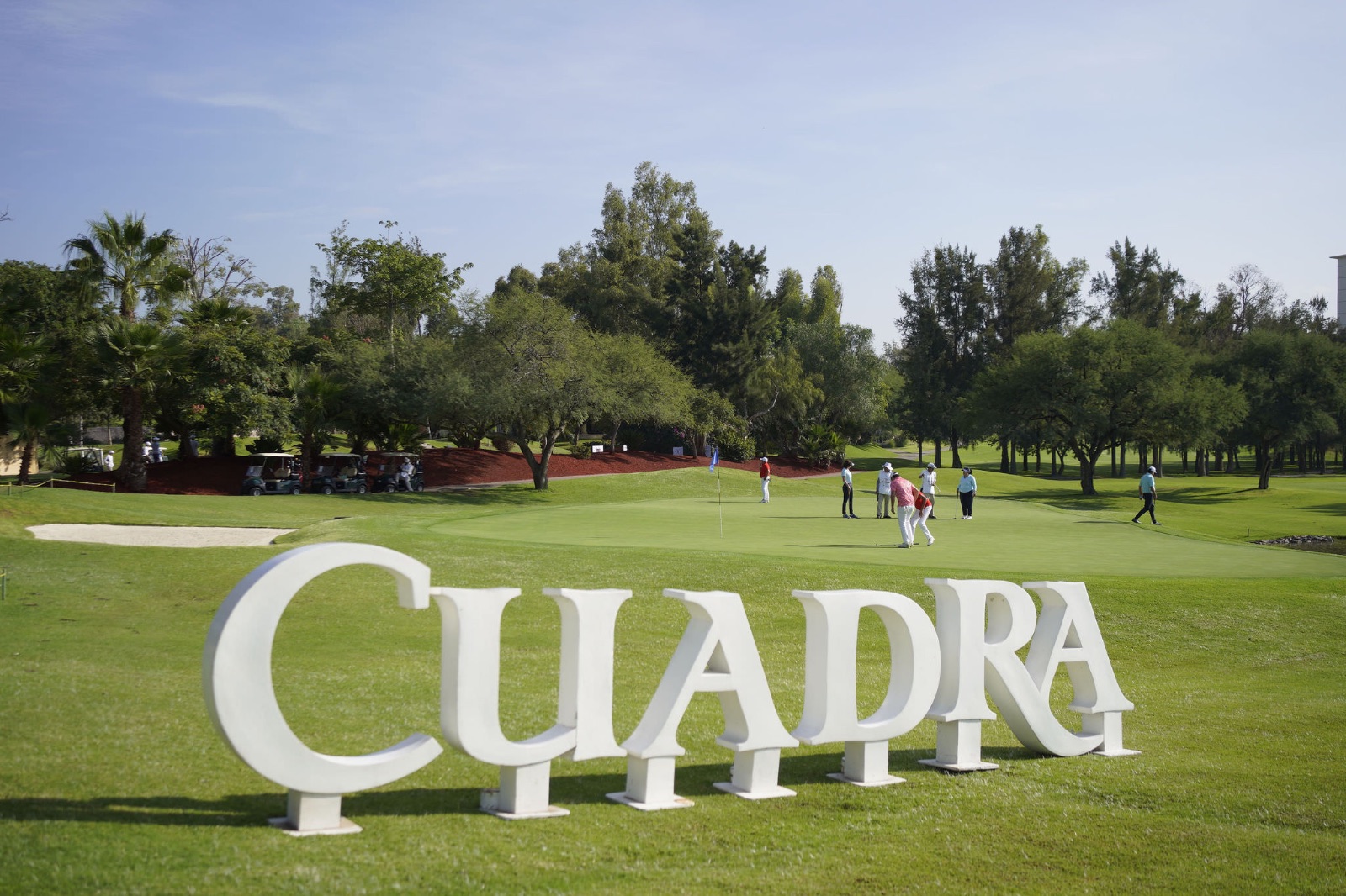 Torneo de golf corporativo, letrero de marca en el green