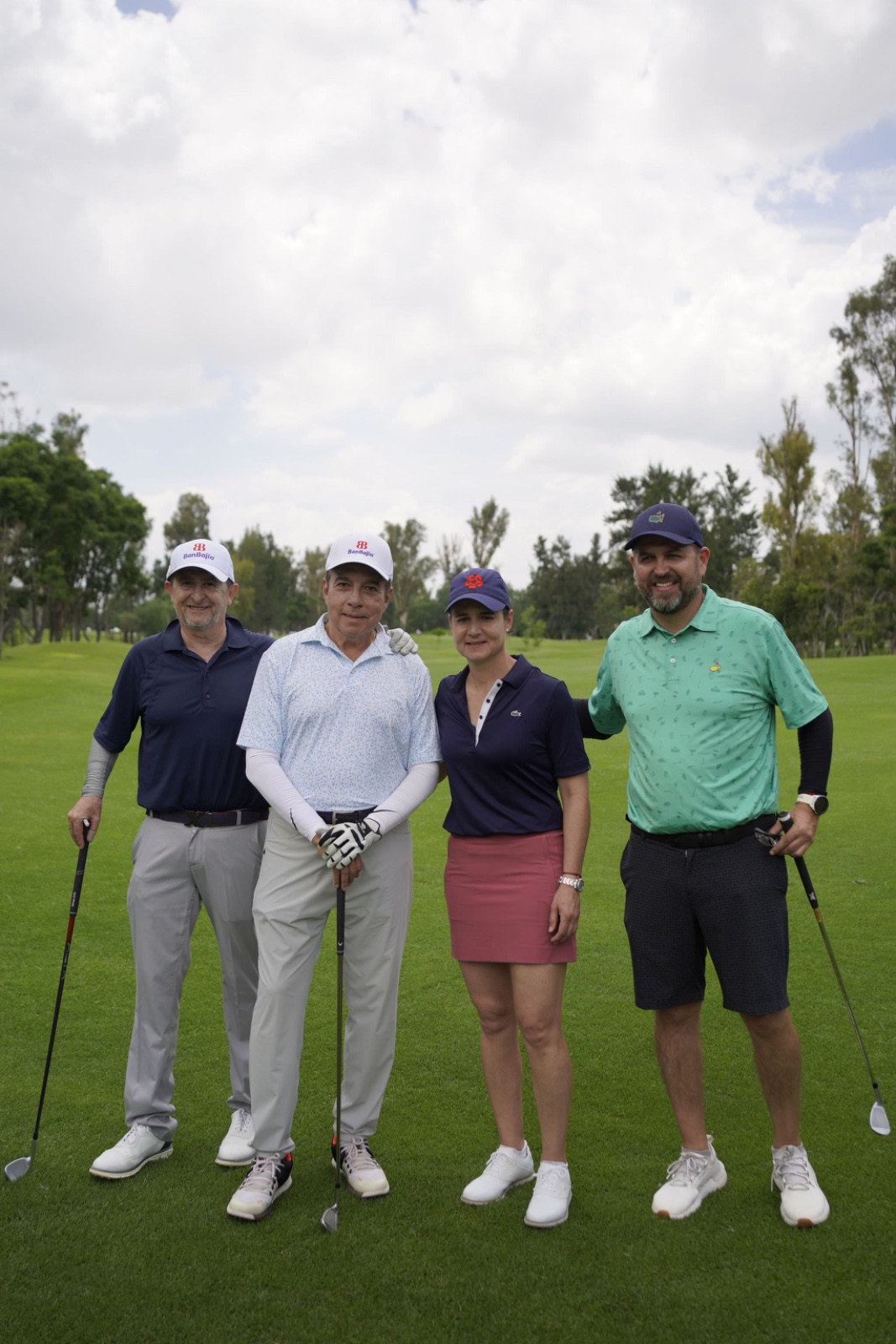 Grupo de cuatro personas posando en un torneo de golf