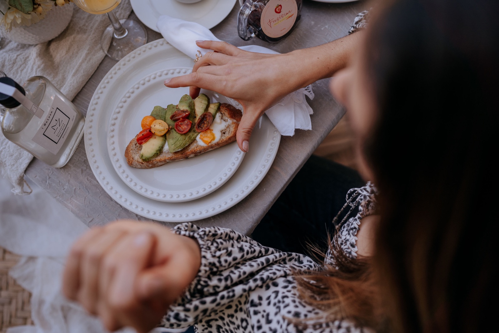 Detalle de mesa de brunch con comida servida, ambiente de evento social