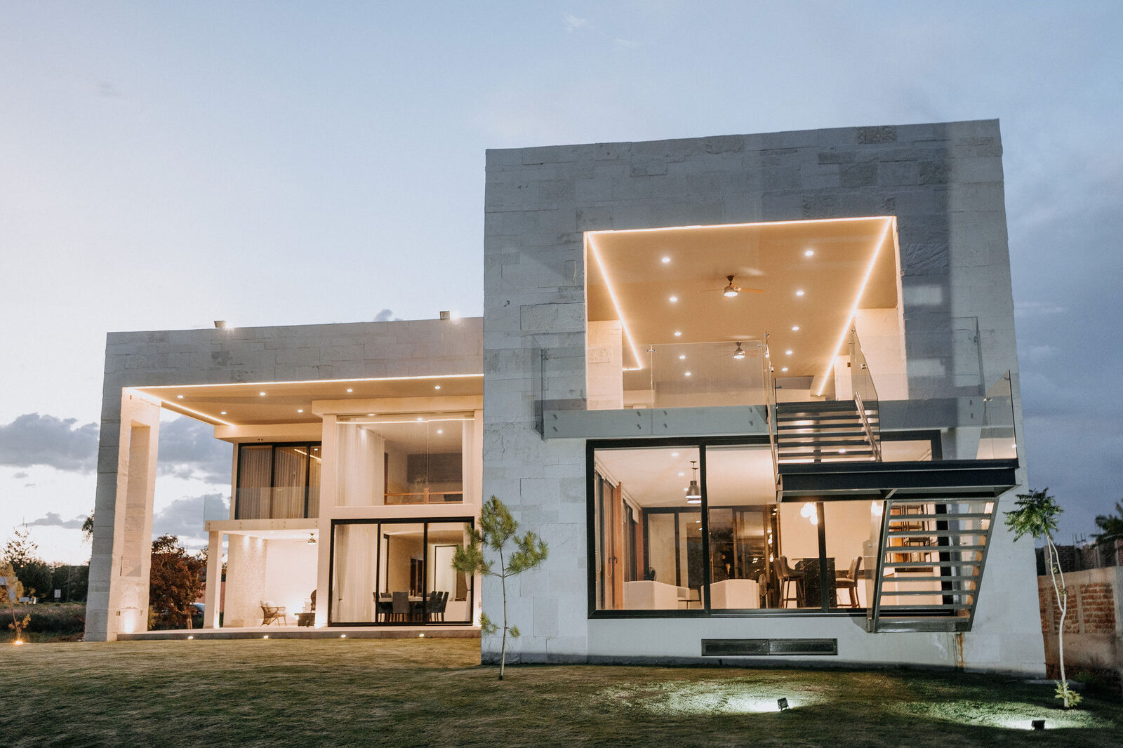Residencia de piedra al atardecer, iluminada
