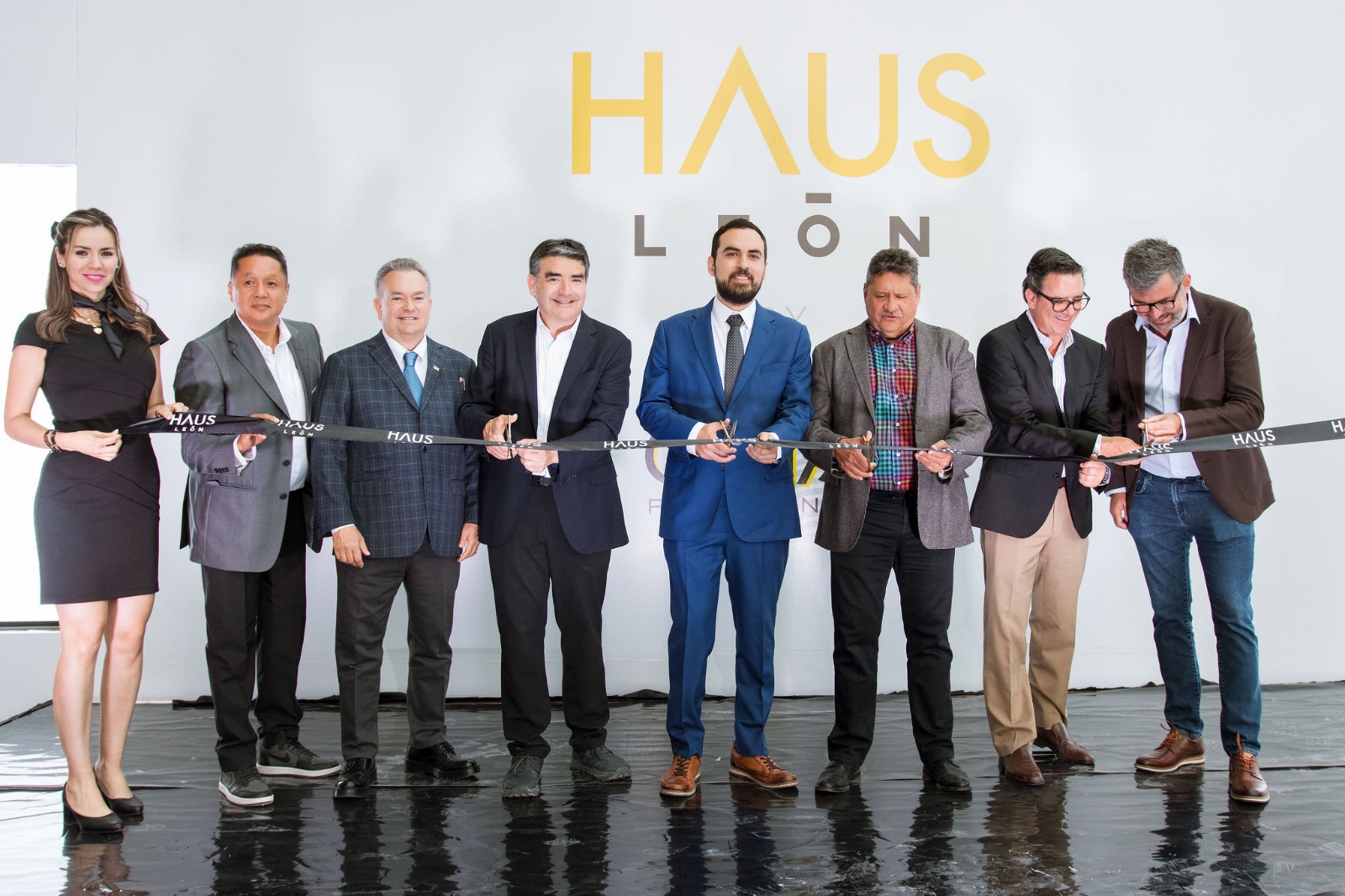 Corte de listón en la inauguración de un desarrollo, grupo de directivos
