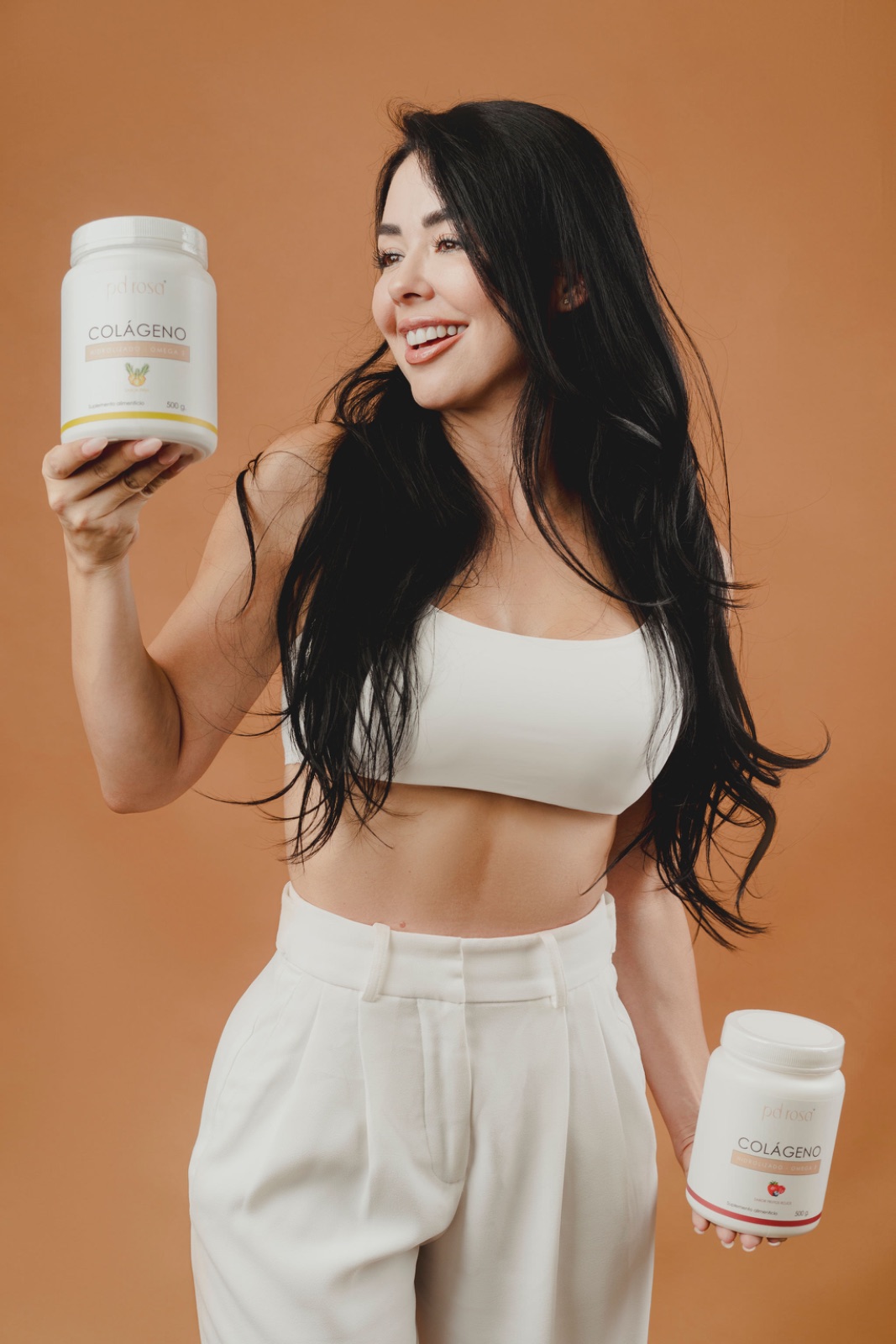 Modelo con producto de marca, fotografía de producto y estilo de vida