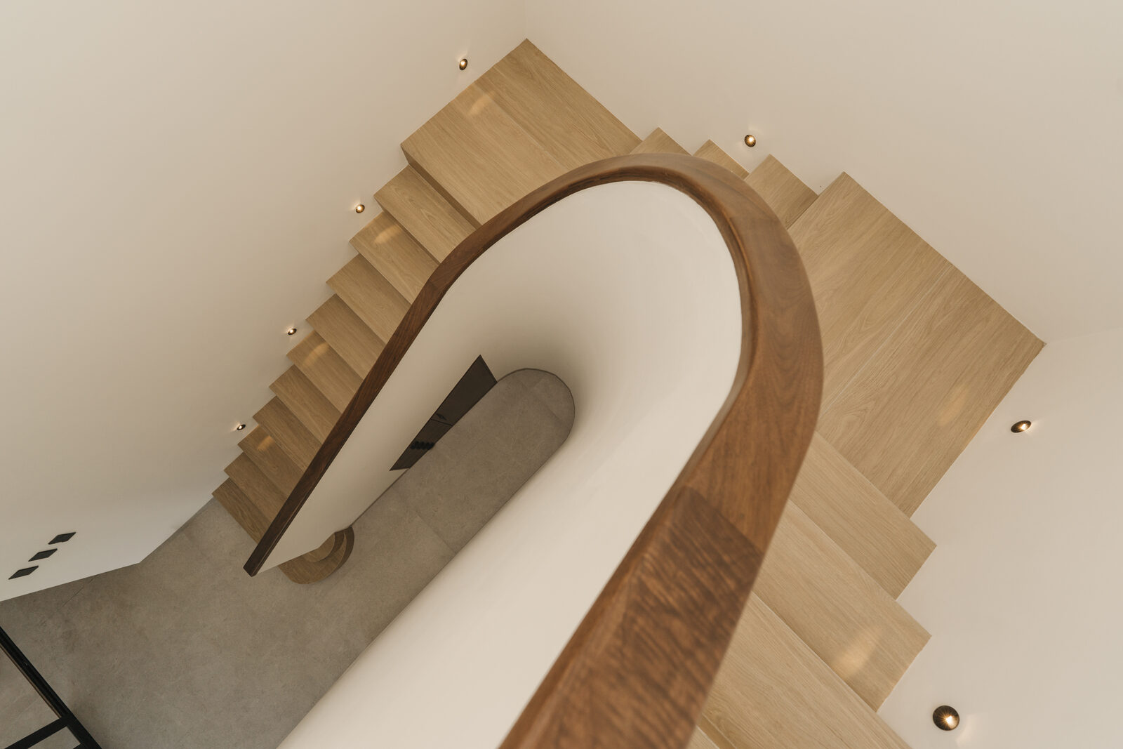 Escalera curva de madera, pieza escultórica