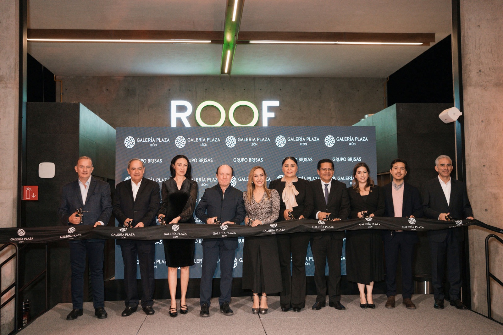 Corte de listón de un evento corporativo, grupo de directivos y directivas
