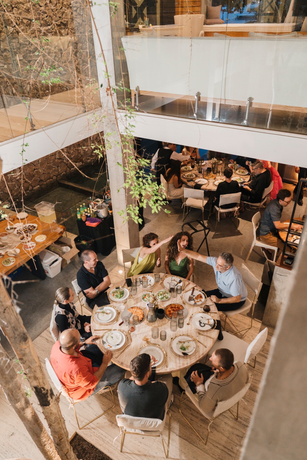 Vista aérea de invitados en una comida de evento, mesa larga