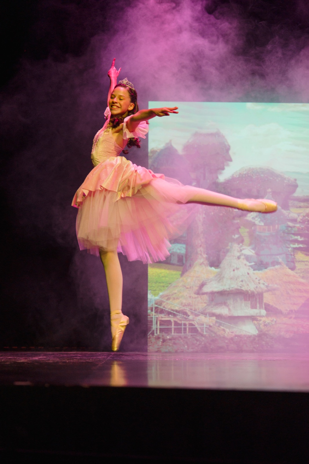Bailarina en escenario con iluminación de color