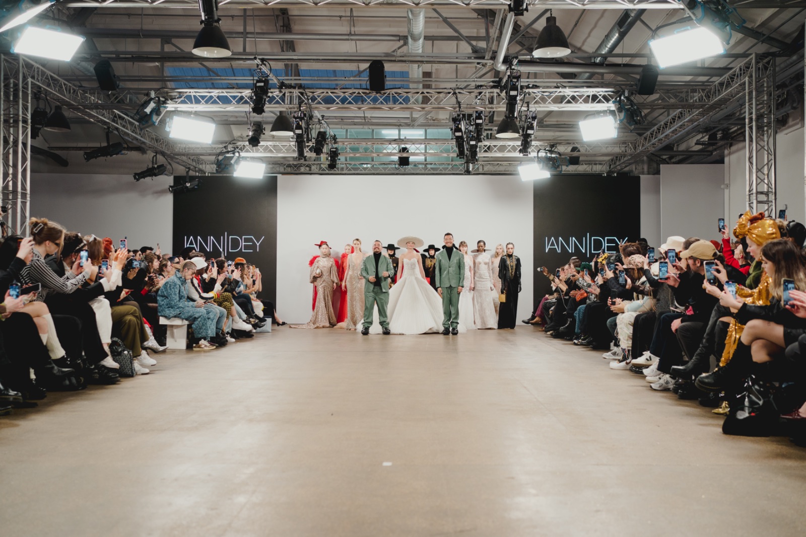 Pasarela de moda con modelos y público a los costados