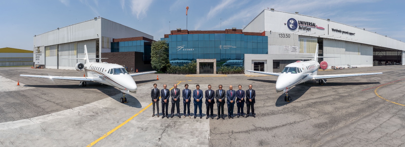 Presentación de flota aérea con personal formado frente a los aviones