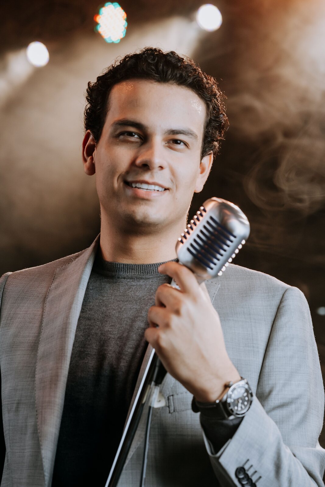 Retrato de un cantante con micrófono vintage sobre escenario