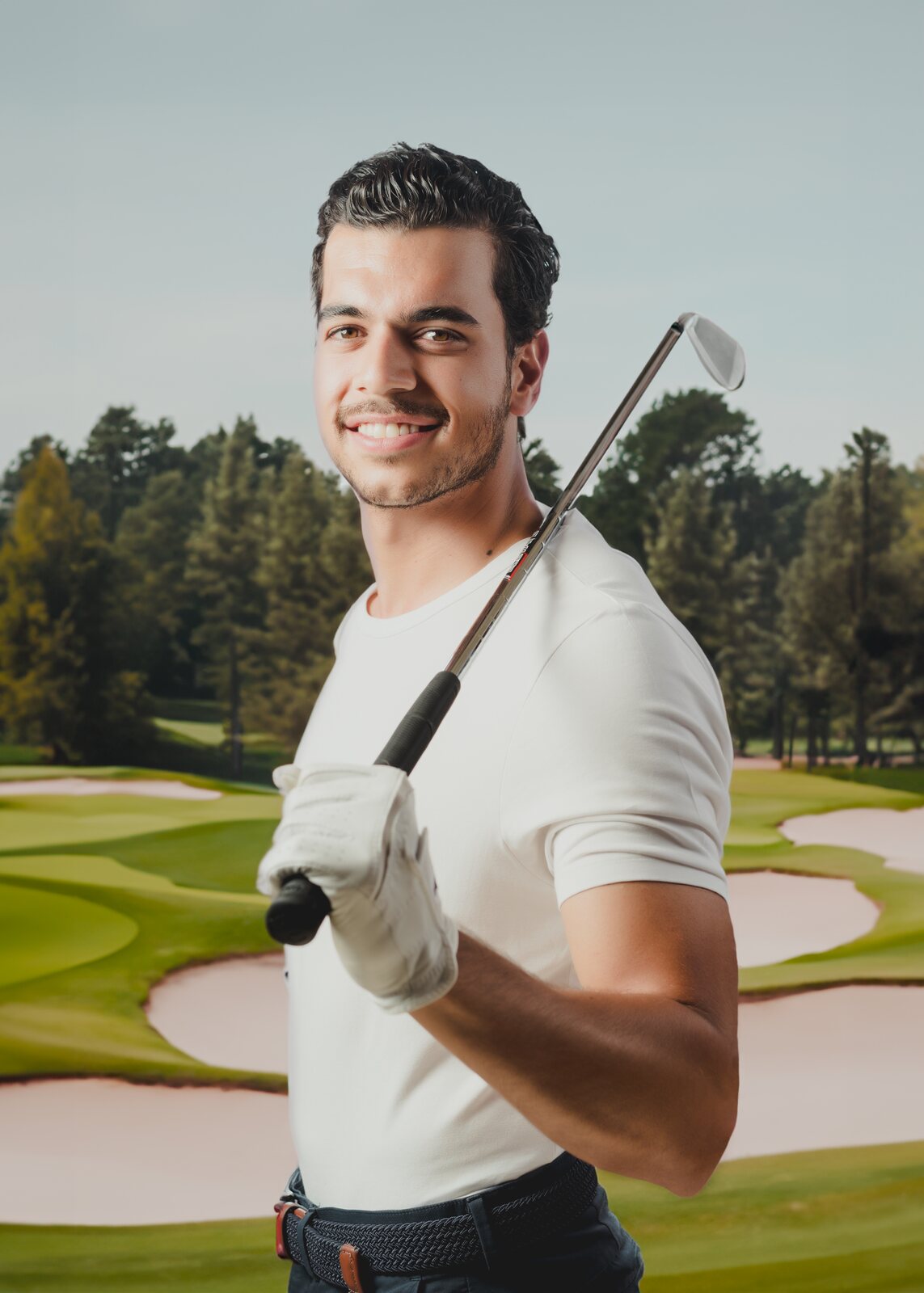 Retrato de marca personal: hombre con palo de golf en un campo