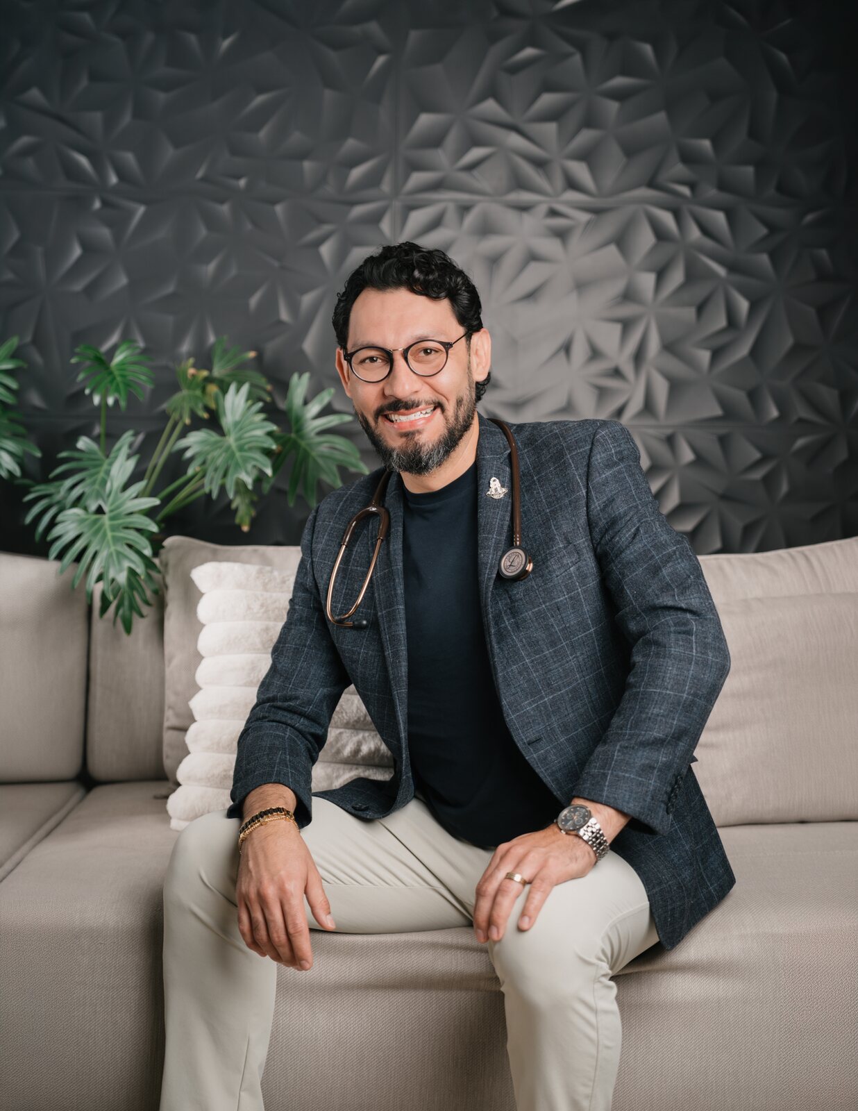 Retrato de un médico sentado en un sillón de su consultorio