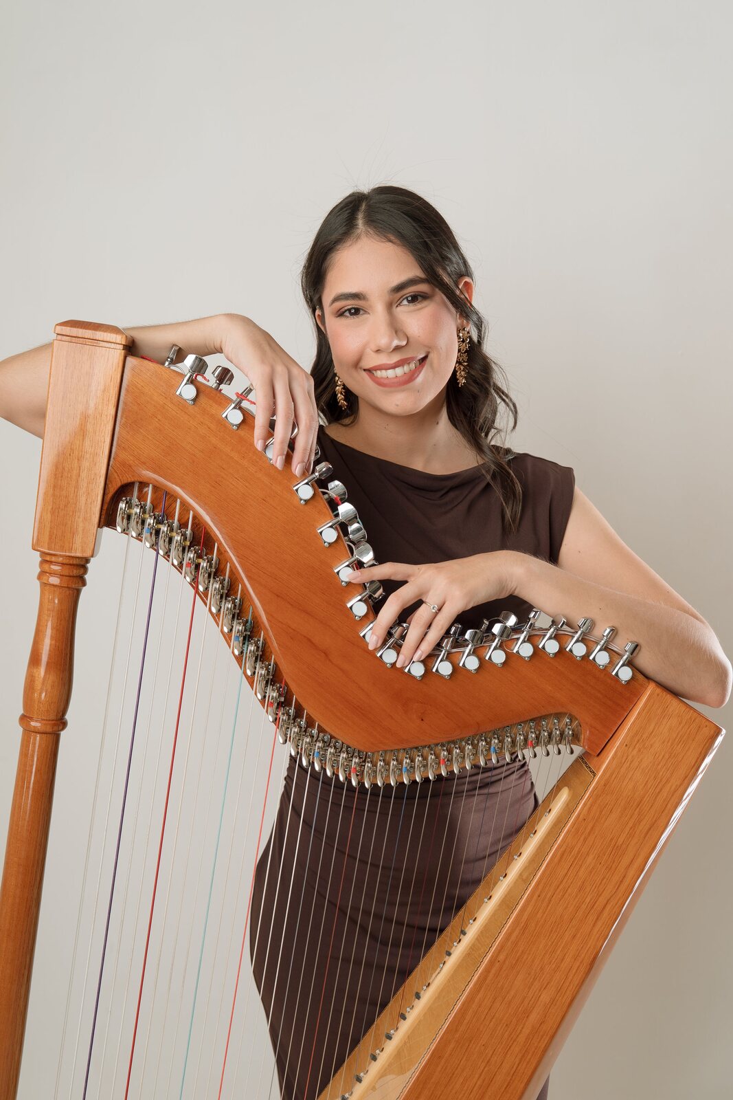 Retrato de una música con su arpa sobre fondo claro